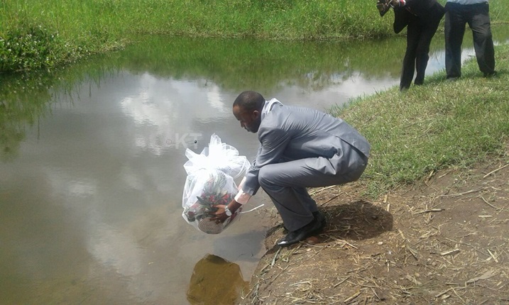 Bamwe mu barokokeye ku cyambu cya Rushonga bunamiye abazize Jenoside biciwe kuri icyo cyambu.