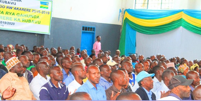 Bamwe muborozi n'abacuruza amata bari bitabiriye inama