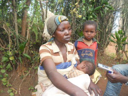 Nyiraneza wirukanywe mu mudugudu kubera uburyo atitaga ku bana yabyaye.