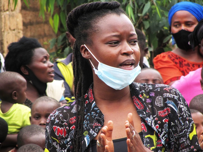 Bana Sinzi Aurore umukozi wa AKWOS aganira n'abatuye mu Murenge wa Nyamyumba