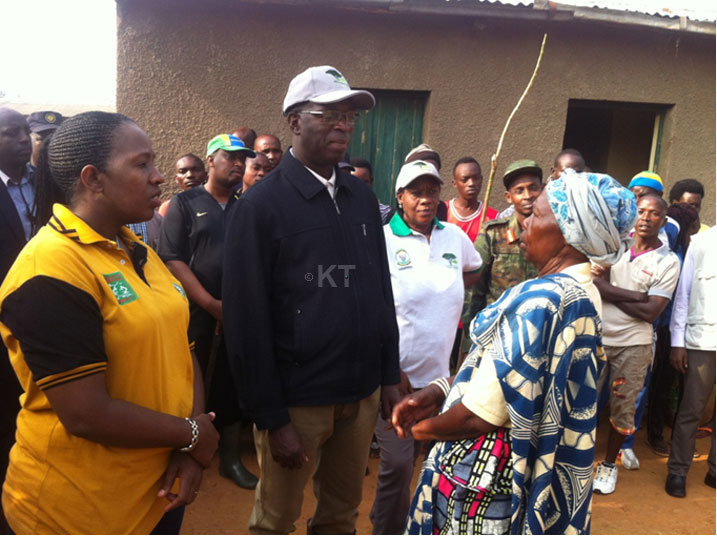 Banasuye umukecuru wo mu Mudugudu witiriwe Mendela muri ako gace bakoreragamo umuganda.