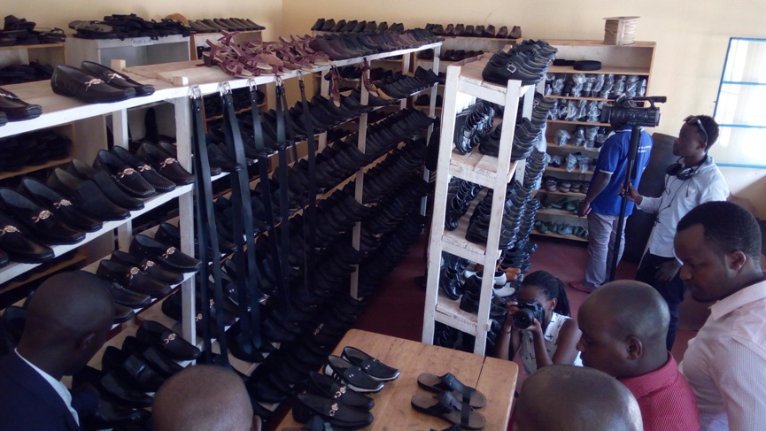 Banasuye aho abakora inkweto bazicururiza