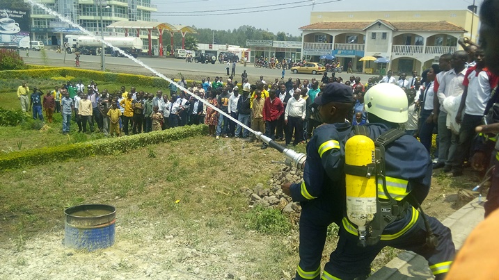 Baneretswe uburyo amazi ashobora kugezwa kure hashoboka mugihe barimo kuzimya umuriro.