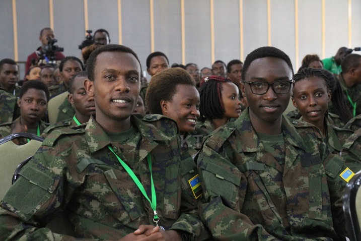 Aba banyeshuri bagaragazaga ko banezerewe nyuma yo gusoza itorero.