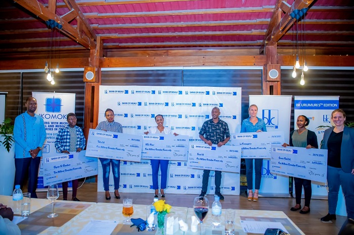 Abashoramari bato bahawe igishoro, barerekana sheki bakikijwe n