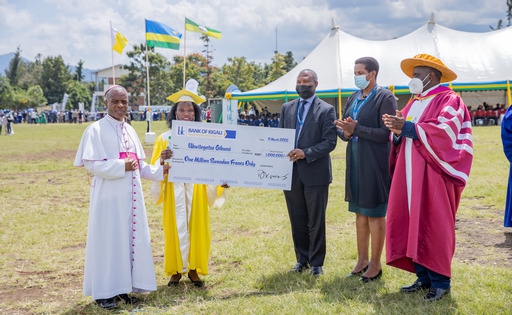 Abayobozi mu nzego zinyuranye bitabiriye ibirori byo gutanga impamyabumenyi kuri abo banyeshuri barangije amasomo
