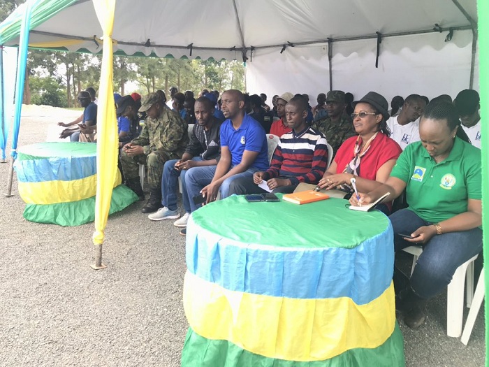 Abayobozi batandukanye bitabiriye uwo muganda baganira n'abaturage