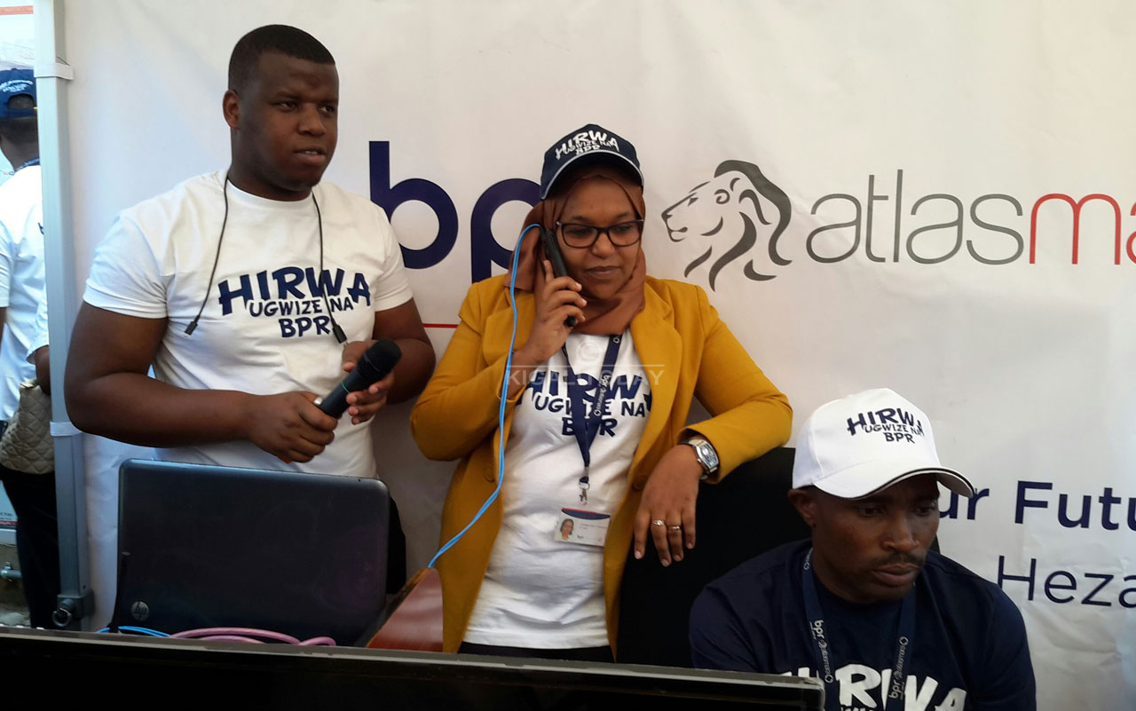 Umuyobozi w'ishami rya BPR rigezweho ahita ashakisha nimero za telefone za nyiri konti akamuhamagara akaza gufata igihembo