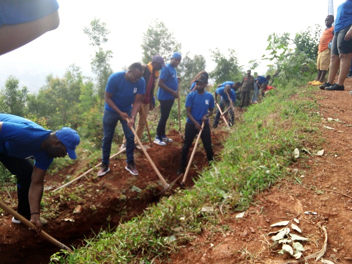 Abakozi ba BK bifatanyije n'abaturage bo mu Kagari ka Kimisagara gukora umuganda wo guca imirwanyasuri