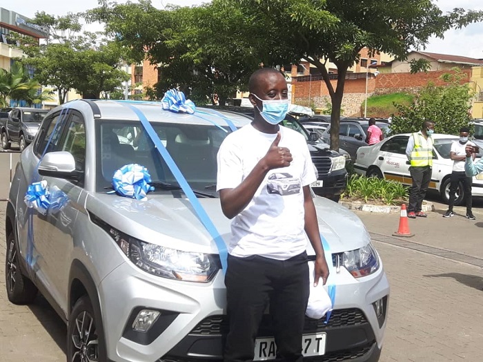 Gaga Godfrey yishimiye imodoka yari amaze guhabwa na BK