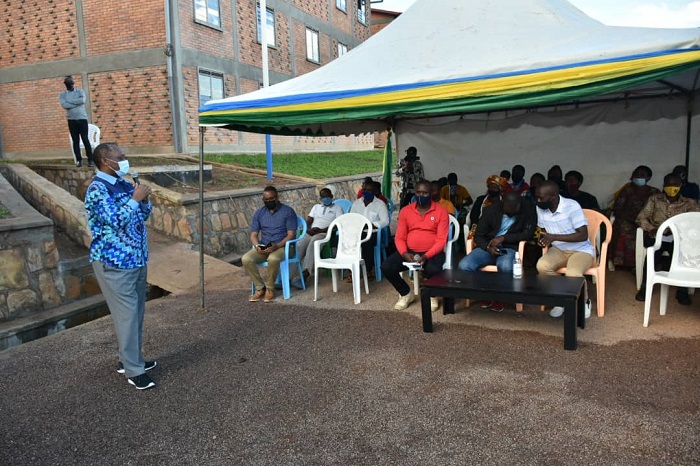 Prof Shyaka aganira n'abaturage bimukiye i Busanza bavuye muri Bannyahe