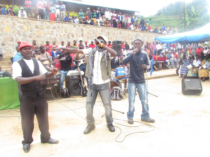 Barateganya gusohora indirimbo eshatu kandi zikazaherekezwa n