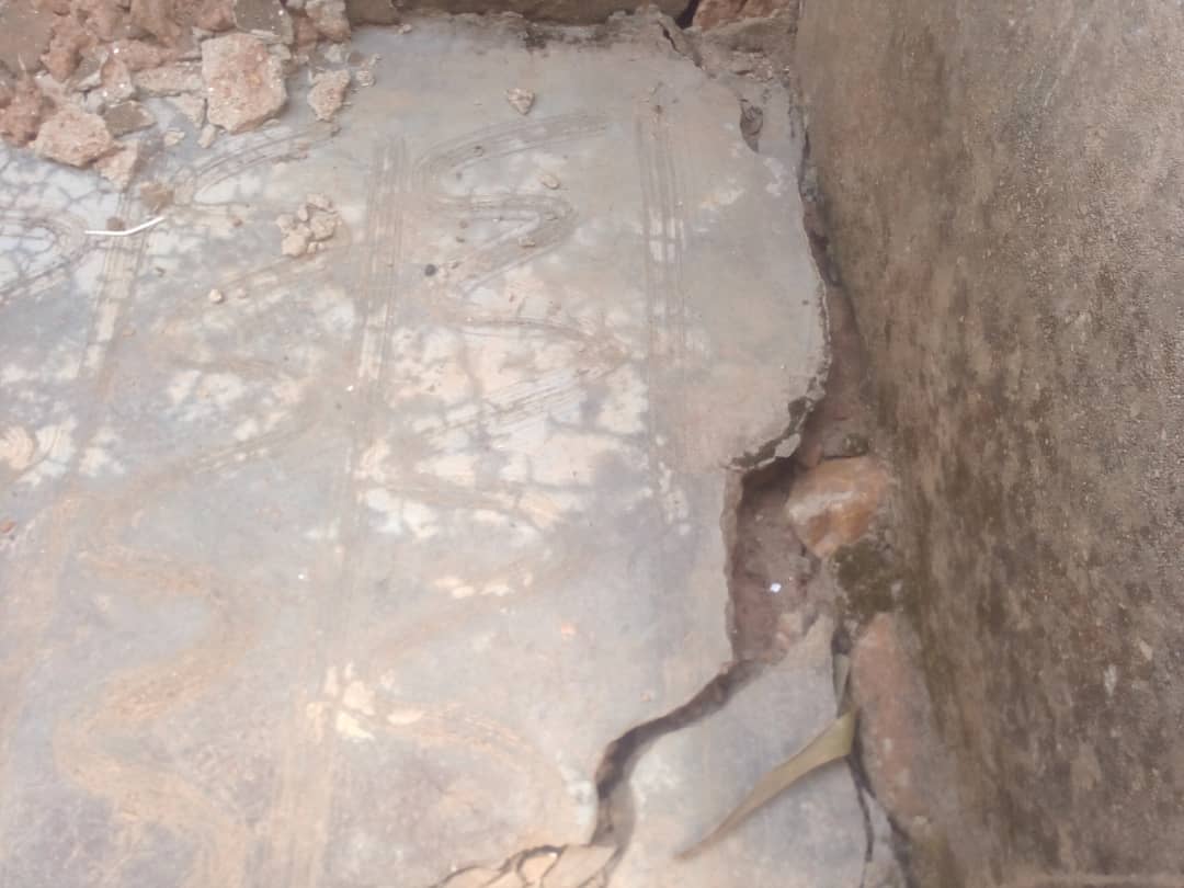 Baravuga ko inzu zabo zangizwa n'ubucukuzi bw'amabuye y'agaciro