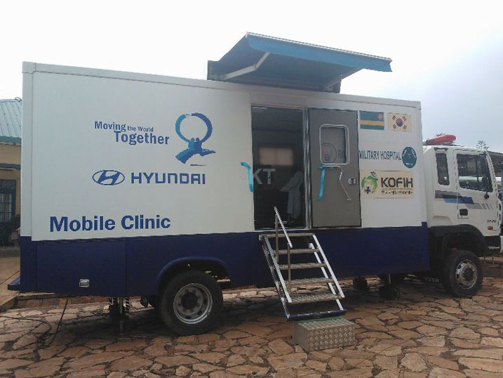 Baravura bifashishije iyo modoka bita Mobile Clinic.