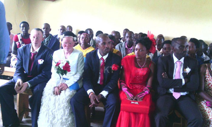 Nubwo hari hari n'abandi bageni benshi, aba babiri bafite ubumuga bw'uruhu ni bo bari bakuruye imbaga y'abaje kwifatanya n'abageni.