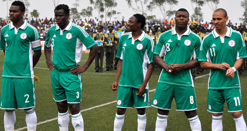 Uhereye iburyo:Joseph Yobo (Fenerbace/Tukey),Taye Taiwo (Queens Park/England),Musa Ahmed(CSKA Moscow/Russia),Yakubu Ayegbeni(Blackburn/England),Peter Odenwingie(West Bromwich/England)