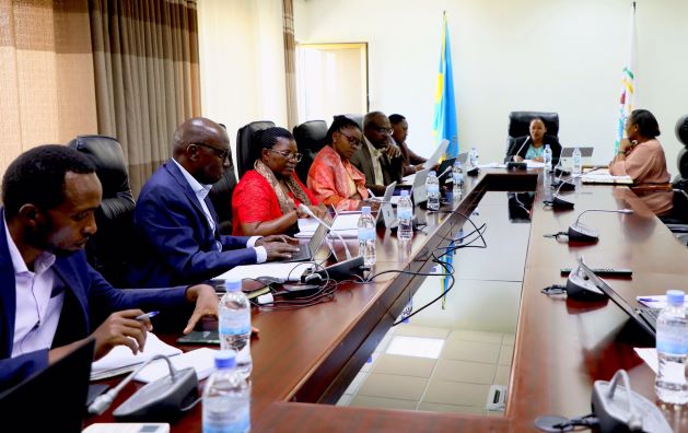 Minisitiri Uwamariya aganira n'Abasenateri