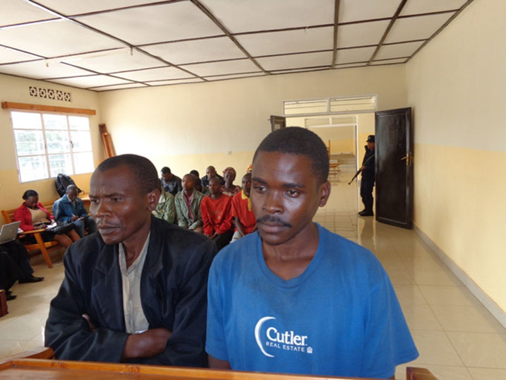 Baribwirumuhungu (iburyo) ubwo yagezwaga imbere y'urukiko yemeye ko ariwe wishe umuryango wa Ngayaberura.