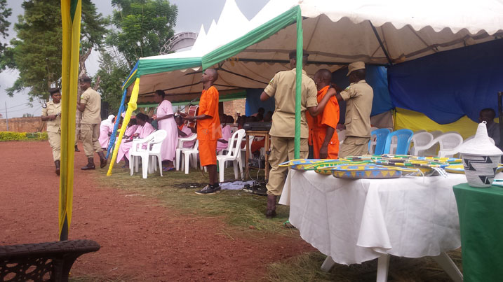 Bamwe bagororwa baboneyeho kubwira abayobozi ko imiryango yabo yabatereranye.