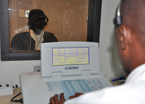 Babanza kuvugisha umurwayi bagapima ubushobozi afite bwo kumva.