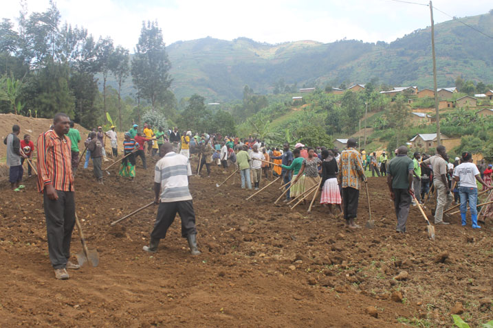 Barimo gukora ahazajya ikibuga cya Handball cy'abanyeshuri.