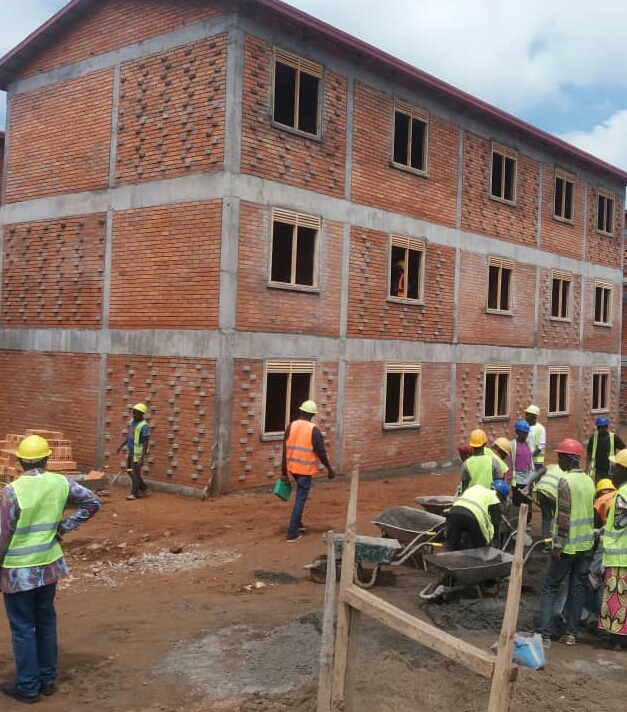 Barimo kubakirwa inzu bazimurirwamo mu gihe bo bifuza ingurane y'amafaranga