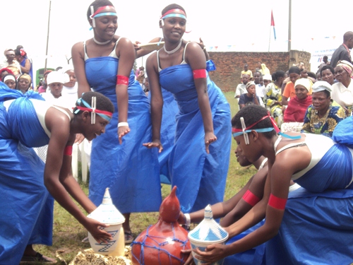 Itorero ry'urubyiruko risusurutsa abari aho.