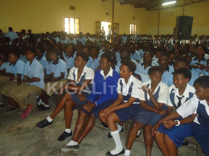 Abanyeshuri biga imyuga mu Karere ka Ruhango basangizwa ku byo bakuru babo bamaze kugeraho.