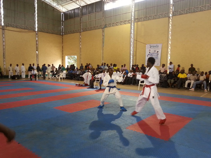 Abakinnyi ba Karate barushanyijwe mu kurwana.