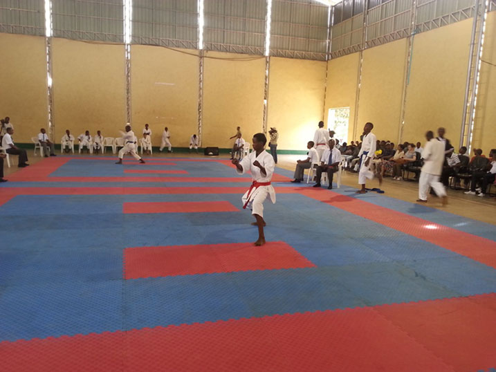 Aha barushanwaga mu kwiyerekana.