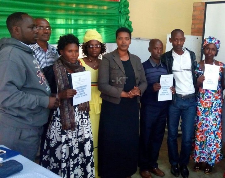 Ifoto ya ba rwiyemezamirimo n'ubuyobozi nyuma yo guhabwa amasezerano yo gucunga postes de sante.