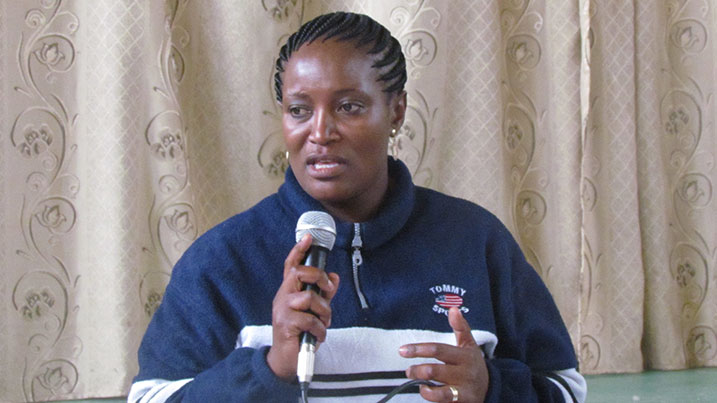 Senateri Uwimana yasabye abashinzwe umutekano gushyira imbaraga mu gushaka umutekano ku rwego rw'umudugudu.