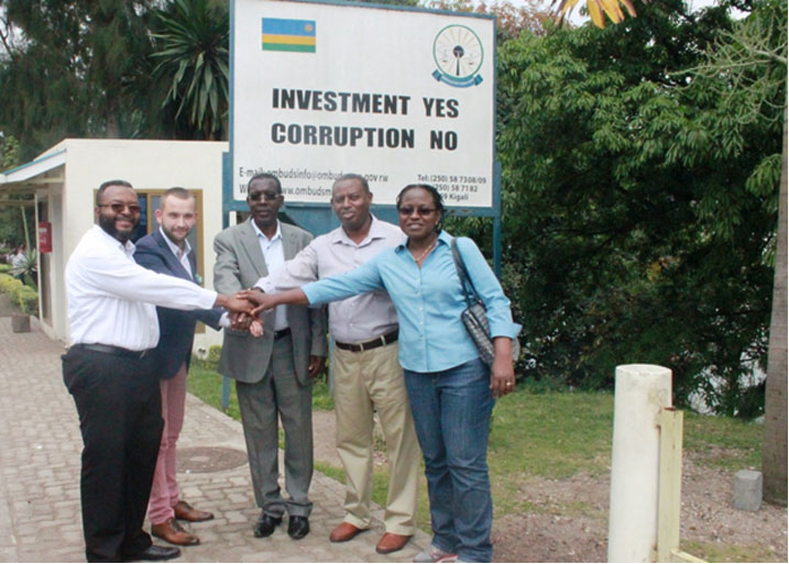 Ngarambe Charles (uwa 2 uvuye ibumoso) n'intumwa z'u Rwanda na Pologne bemeranya ko u Rwanda ari igihugu cyiza cyo gushoramo imali kuko gikumira ruswa.