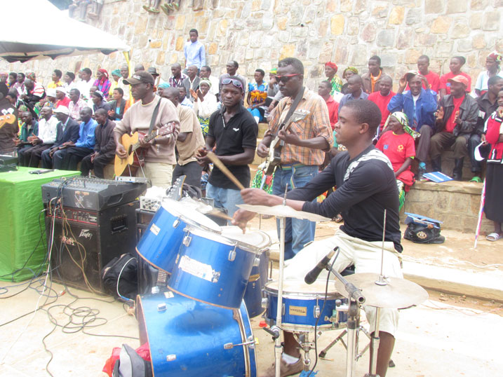 Basanga umuziki ucuranzwe mu buryo bwa Live unyura abawumva kurusha udacuranze muburyo bwa play back.