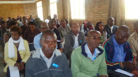 Abayobozi mu karere ka Muhanga bitabiriye umwiherero kuri gahunda ya "Ndi Umunyarwanda" basanga yagakwiye no kugera ku baturage.