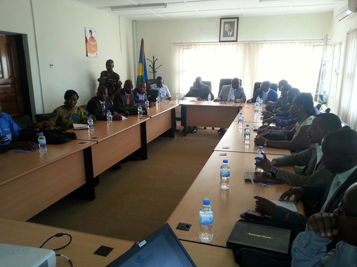 Abayobozi ba Koperative basangiye ubunararibonye n'abasirikari bo muri Togo.