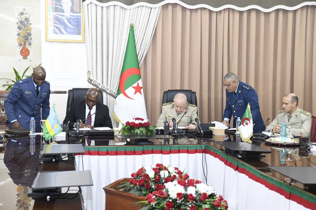 Ubwo basinyaga ayo masezerano