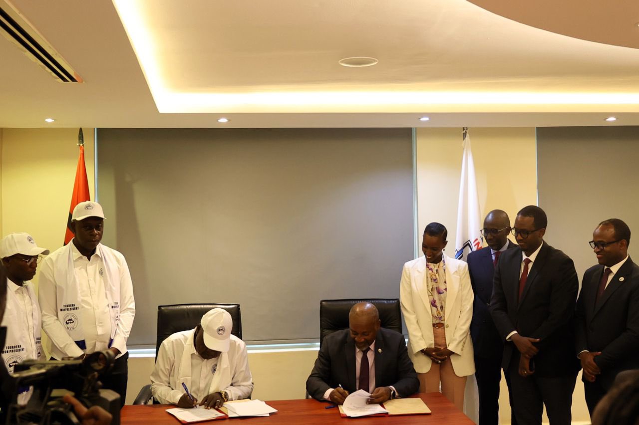 Bashyira umukono ku masezerano 