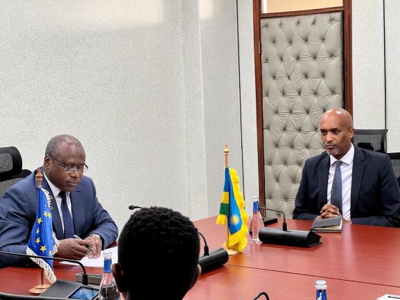 Minisitiri Ndagijimana asinya amasezerano ari kumwe na Minisitiri Ugirashebuja Emmanuel