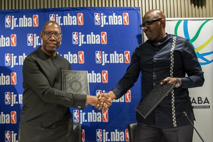 Victor Williams ubanza ibumoso umuyobozi wa NBA Africa na Mugwiza Désiré nyuma yo gusinyana amasezerano