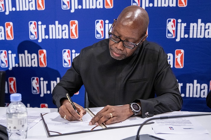 Victor Williams asinya amasezerano y'imikoranire na FERWABA 