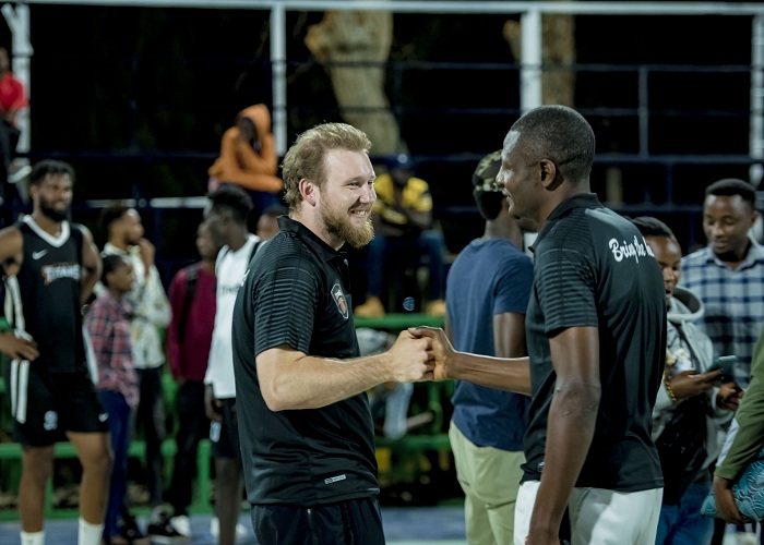 Umutoza wa Titans, Kalima Cyrill ubanza iburyo, asuhuzanya na mugenzi we batozanya