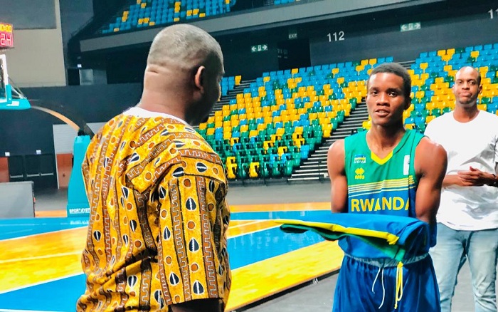 Umunyamabanga uhoraho muri Minisiteri ya Siporo, Shema Maboko Didier ashyikiriza ibendera ikipe