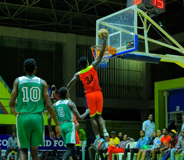 Ngenzahayo Malik ukinira Tigers BBC ufite umupira , na Kundwa Thierry wambaye 6 ukinira Espoir BBC aha bari bahanganye