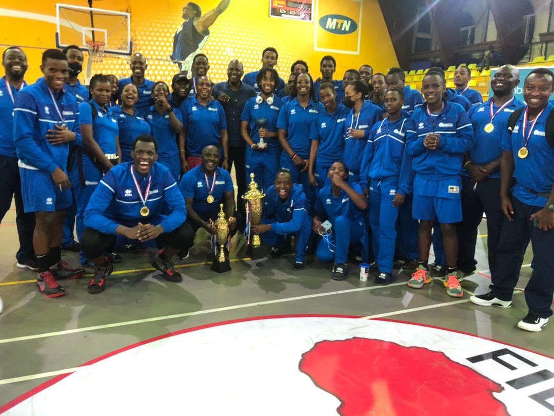 Abakobwa b'ikipe y'u Rwanda basoje ku mwanya wa kane, bifotozanyije na basaza babo basoje ku mwanya wa mbere