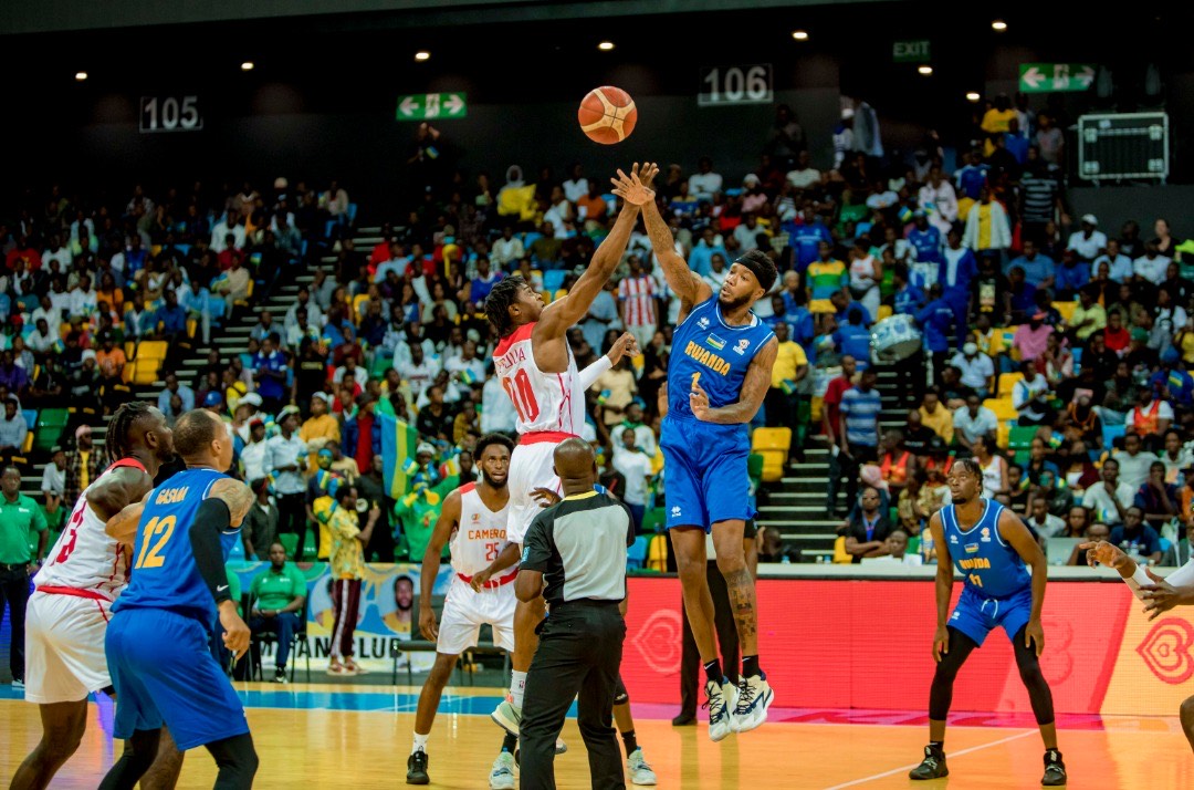 Kendall Gray w'u Rwanda ahanganye na Paul Eboua wa Cameroon