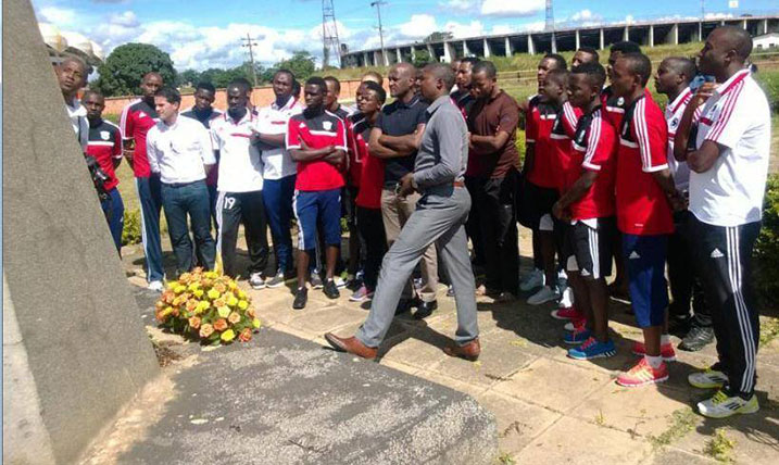 Abanyarwanda basobanurirwa amateka ku rwibutso rushyinguyemo intwari za Chipolopolo.