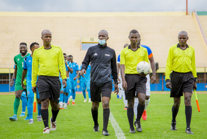 Basohoka bitegura gutangira umukino, komiseri n