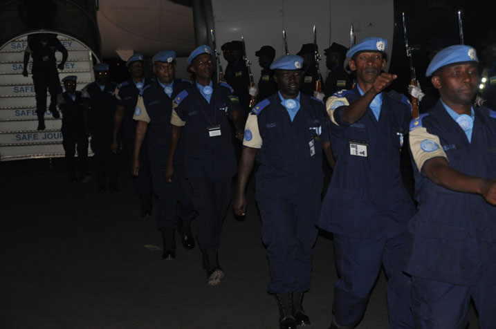 Basohotse mu ndege biyereka abayobozi bakuru ba polisi baje kubakira.