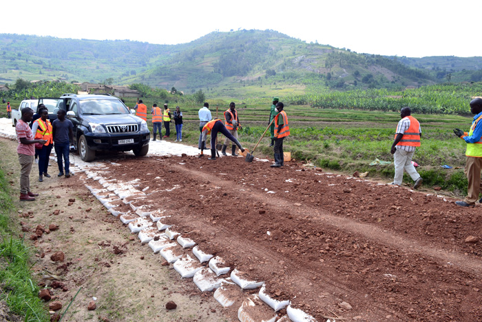 Basoza umuhanda bashyiraho ikindi gitaka bagakomeza gutsindagira